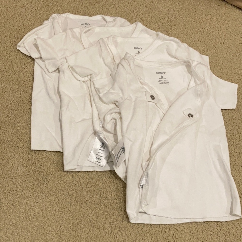 👶four white undershirts (6months)